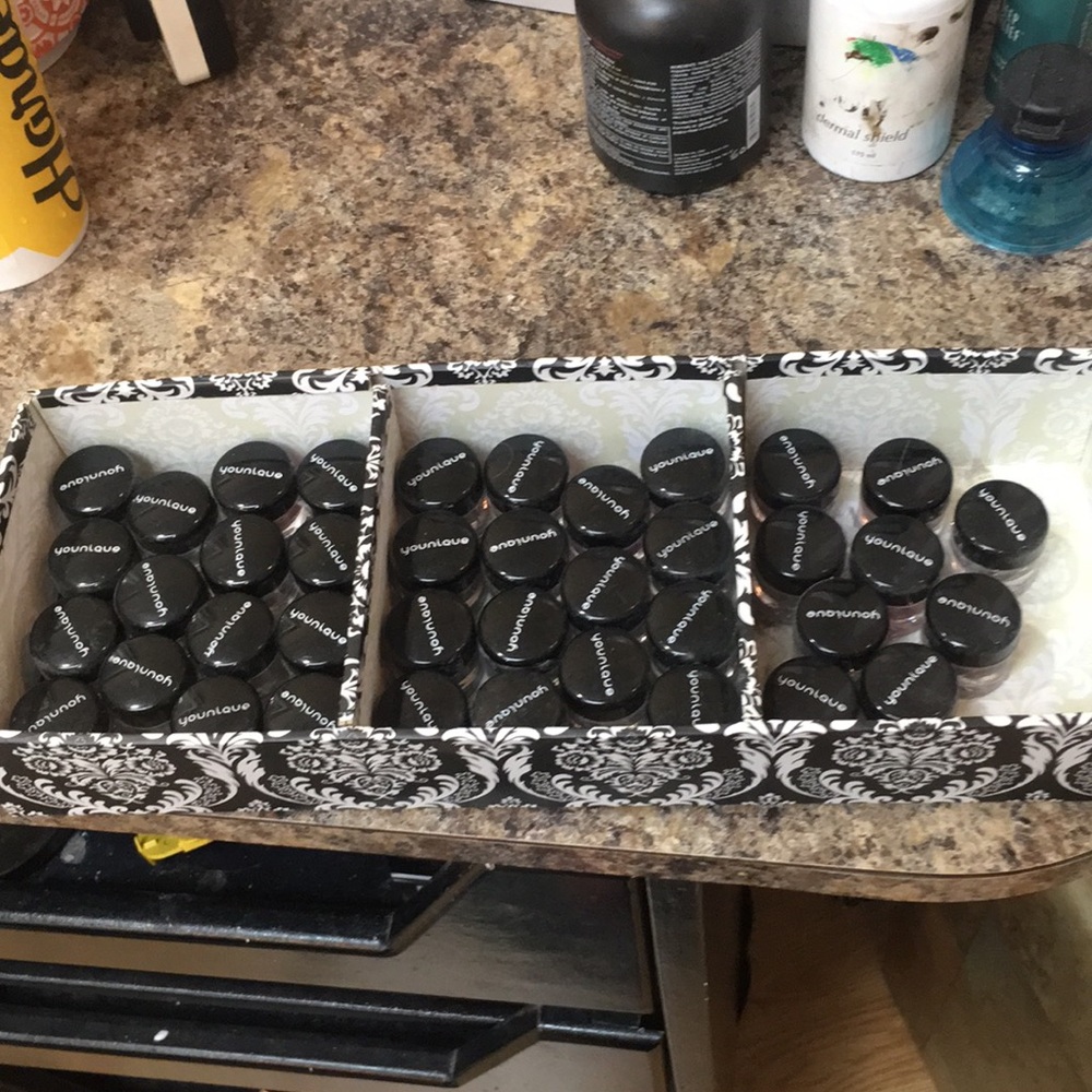 39 younique eyeshadow Pigment samples